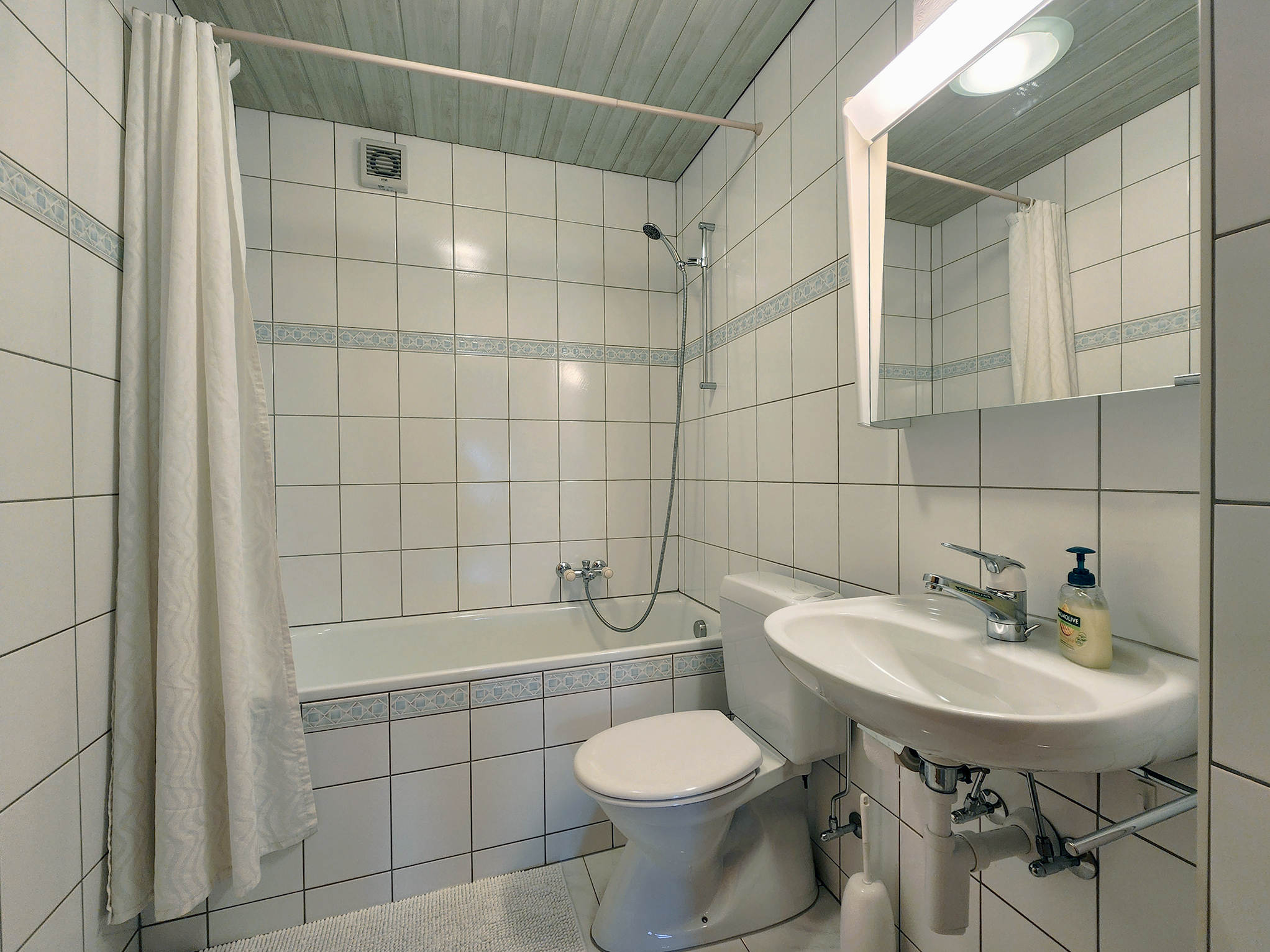 ferienwohnung-appartement-apartement-ferien-wohnung-holiday-vacance-vakantie-huur-paloma-1-grächen-graechen-wallis-valais-badezimmer-bathroom