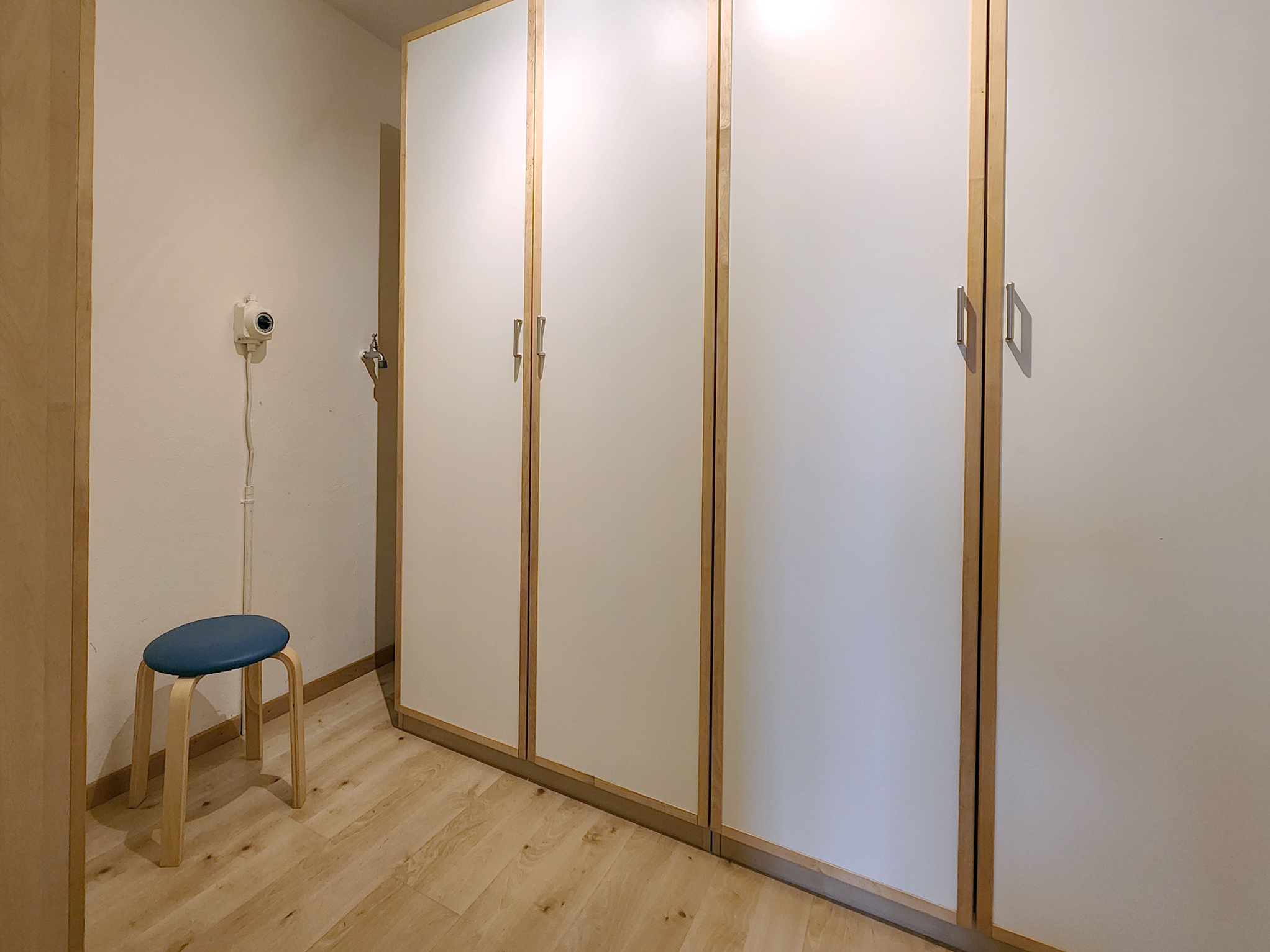 ferienwohnung-appartement-apartement-ferien-wohnung-holiday-vacance-vakantie-huur-paloma-1-grächen-graechen-wallis-valais-schrankzimmer-walk-in-closet