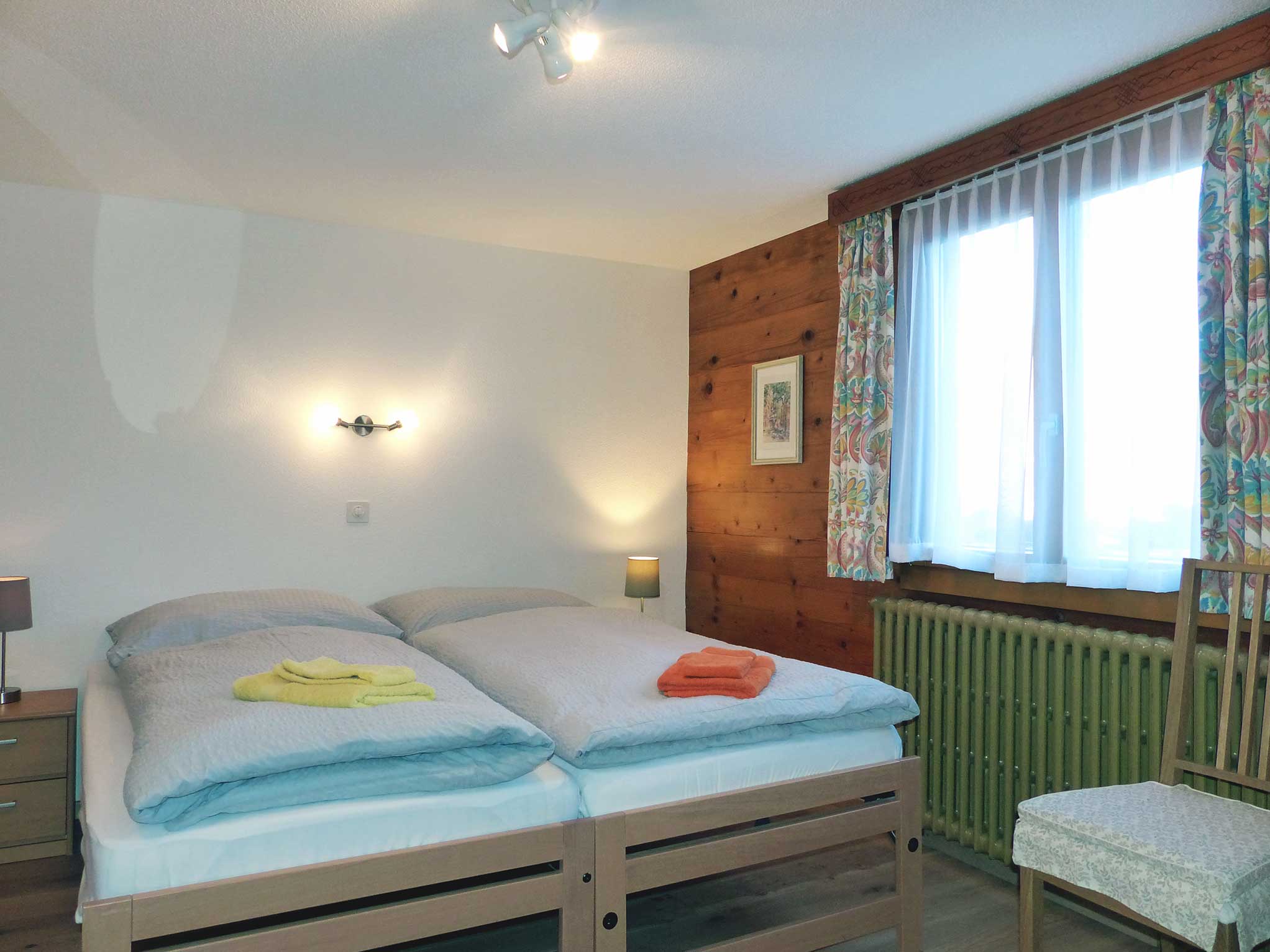 ferienwohnung-appartement-chalet-unterkunft-mietwohnung-ferienwohnung-wannihorn-sport-zentrum-haus-paloma-grächen-graechen,wallis-valais-schlafzimmer2