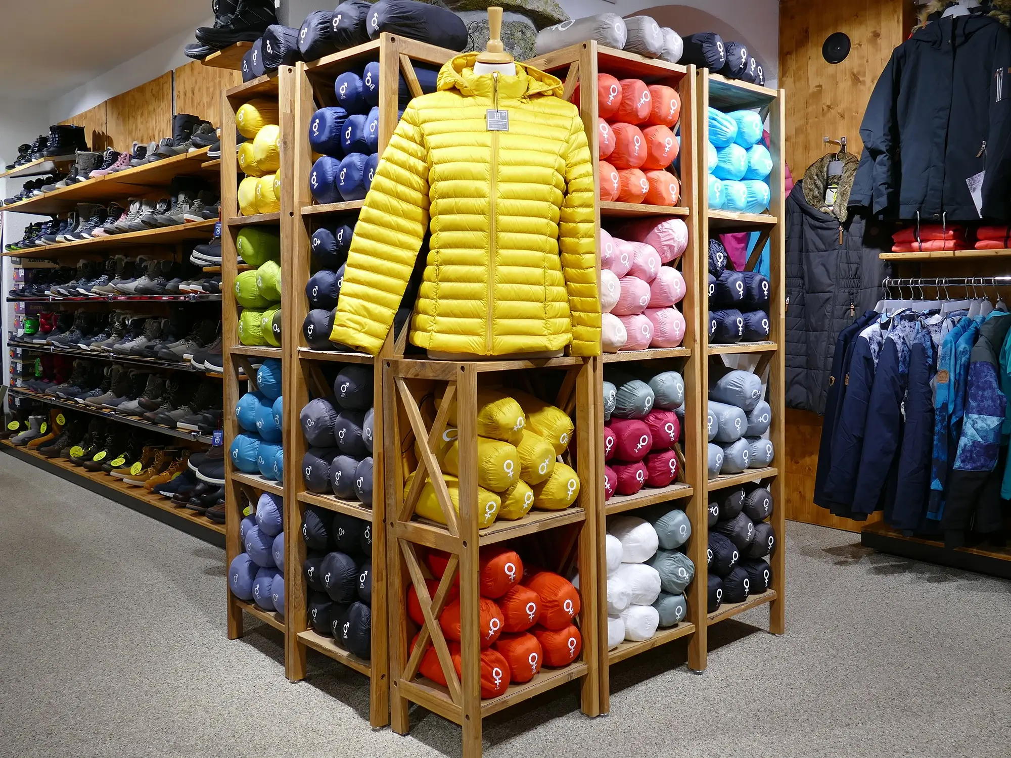 wannihorn-sport-grächen-geschäft-shop-laden-lhotse-daunen-jacken-kimi-coco-kollektion-sportgeschäft-gillets-vesten