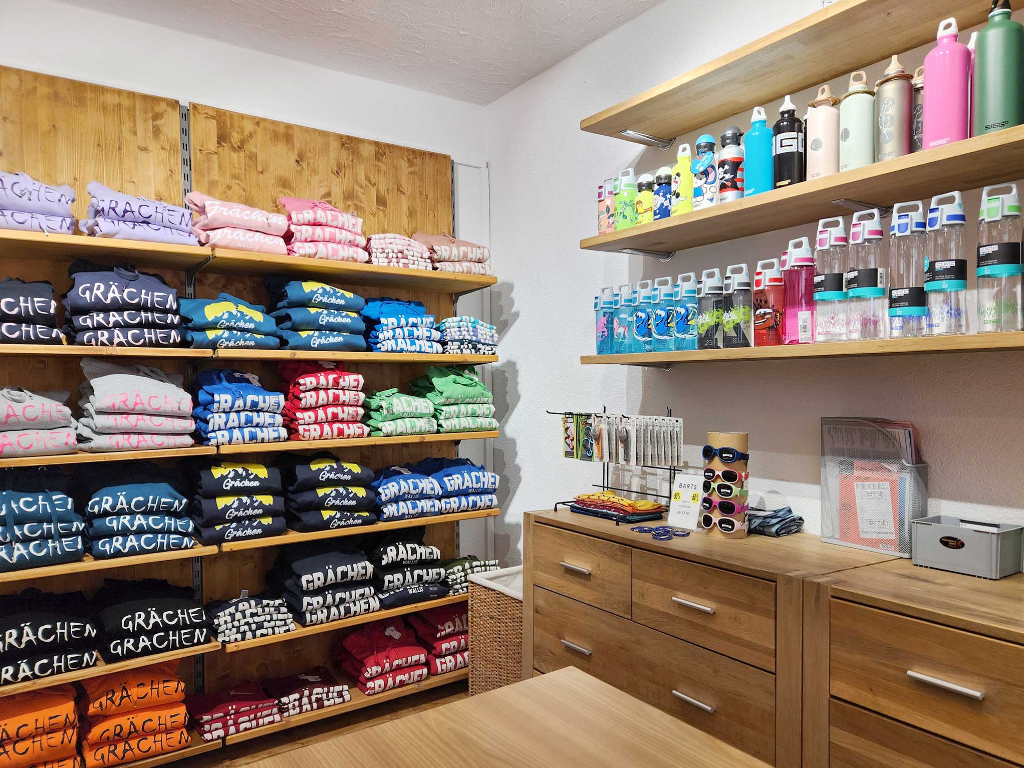 wannihornsport-wannihorn-sport-grächen-graechen-geschäft-geschaeft-flaschen-bottles-pullies-hoodies-sweaters