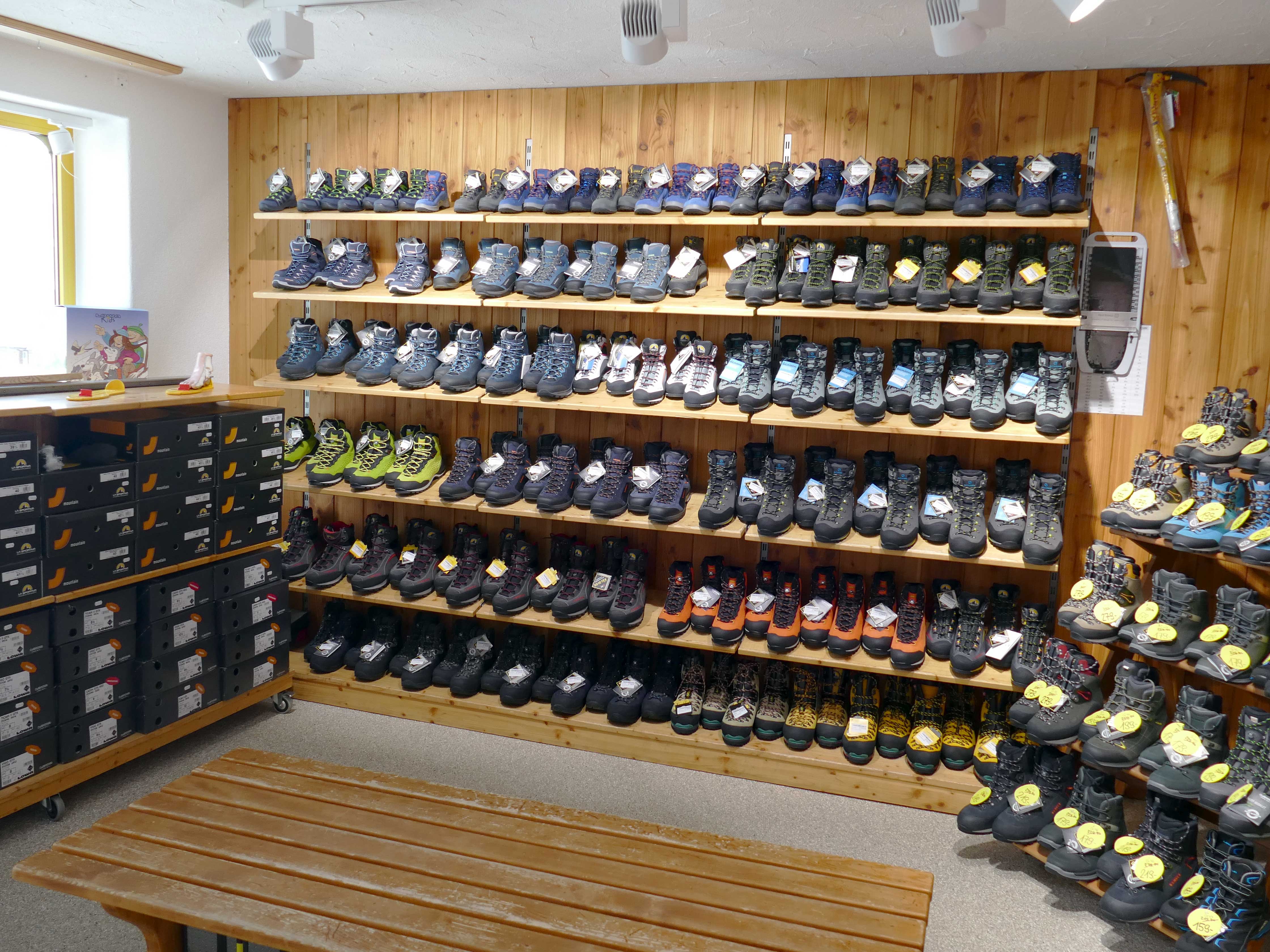 shuhe-wanderschuhe-trekkingschuhe-hiking-hikingboots-trekking-wannihornsport-wanniorn-sport-grächen-graechen-lasportiva-la-sportiva-lowa-scarpa