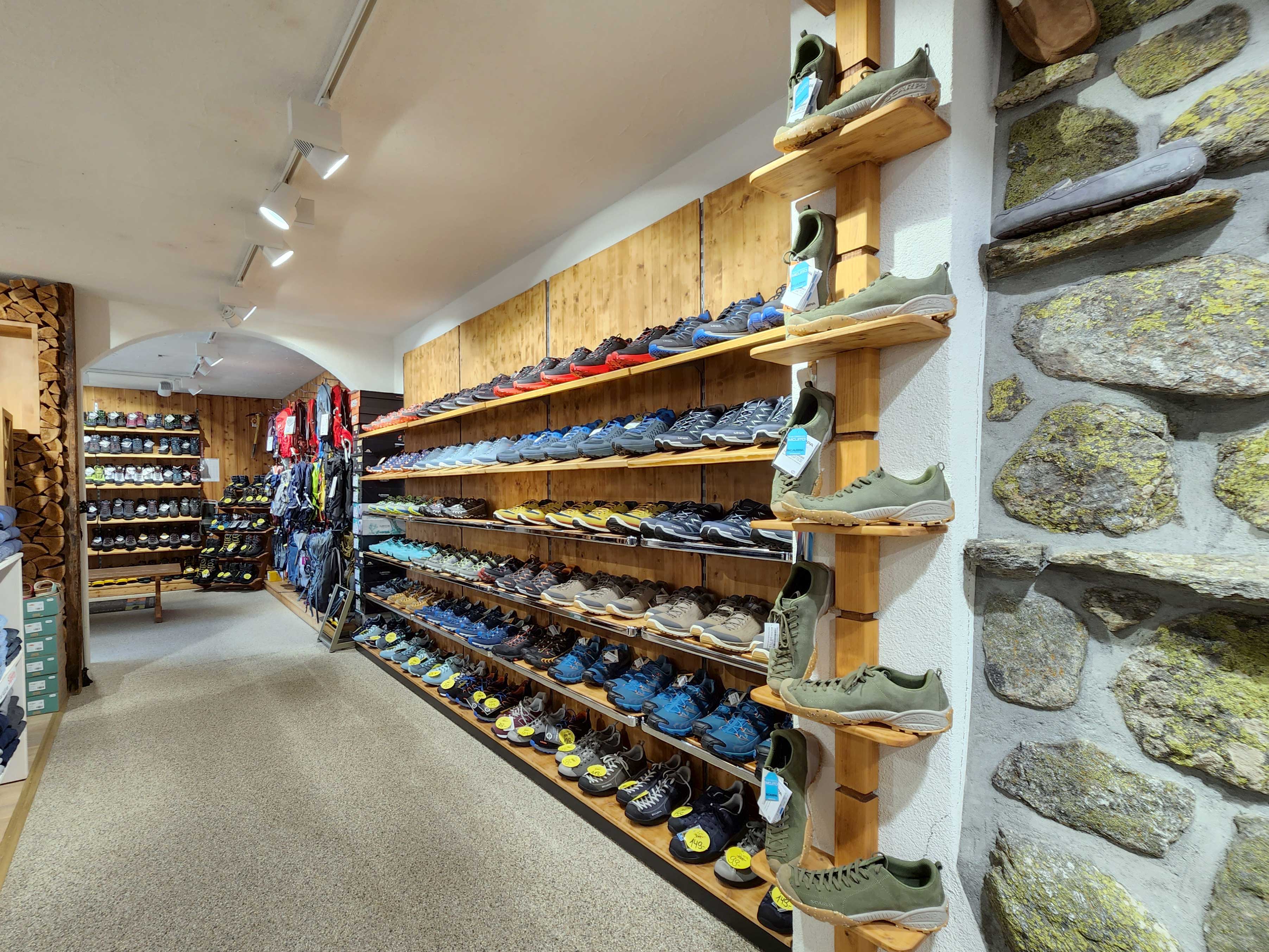 schuhe-halbschuhe-trailschuhe-wanderschuhe-la-sportiva-lasportiva-scarpa-lowa-merrell-wannihornsport-wannihorn-sport-grächen-graechen