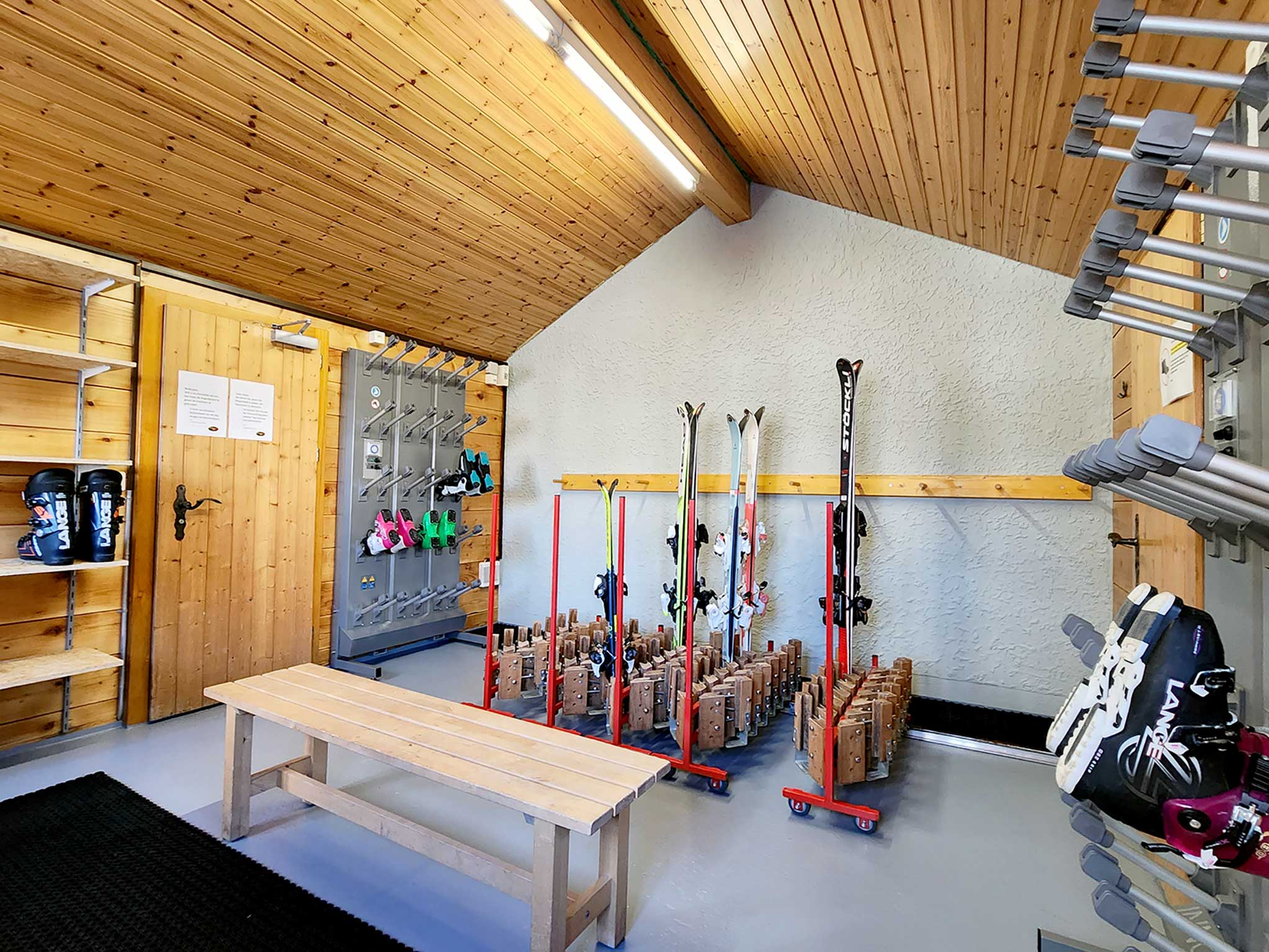 skiraum-skihuette-wannihornsport-wannihorn-sport-grächen-graechen-ski-gestelle-aufbewahrung-depot-skidepot-skischuh-snowboard