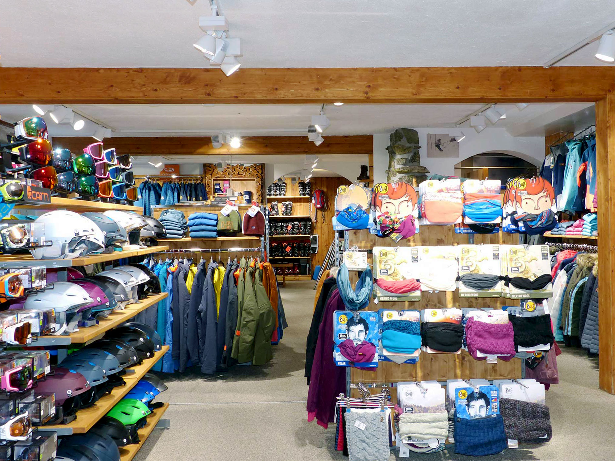 wannihorn-sport-geschäft-shop-grächen-winter-miete-vermietung-rent-hire-location-wallis-barts-giro-brillen-goggles-mützen-beanies