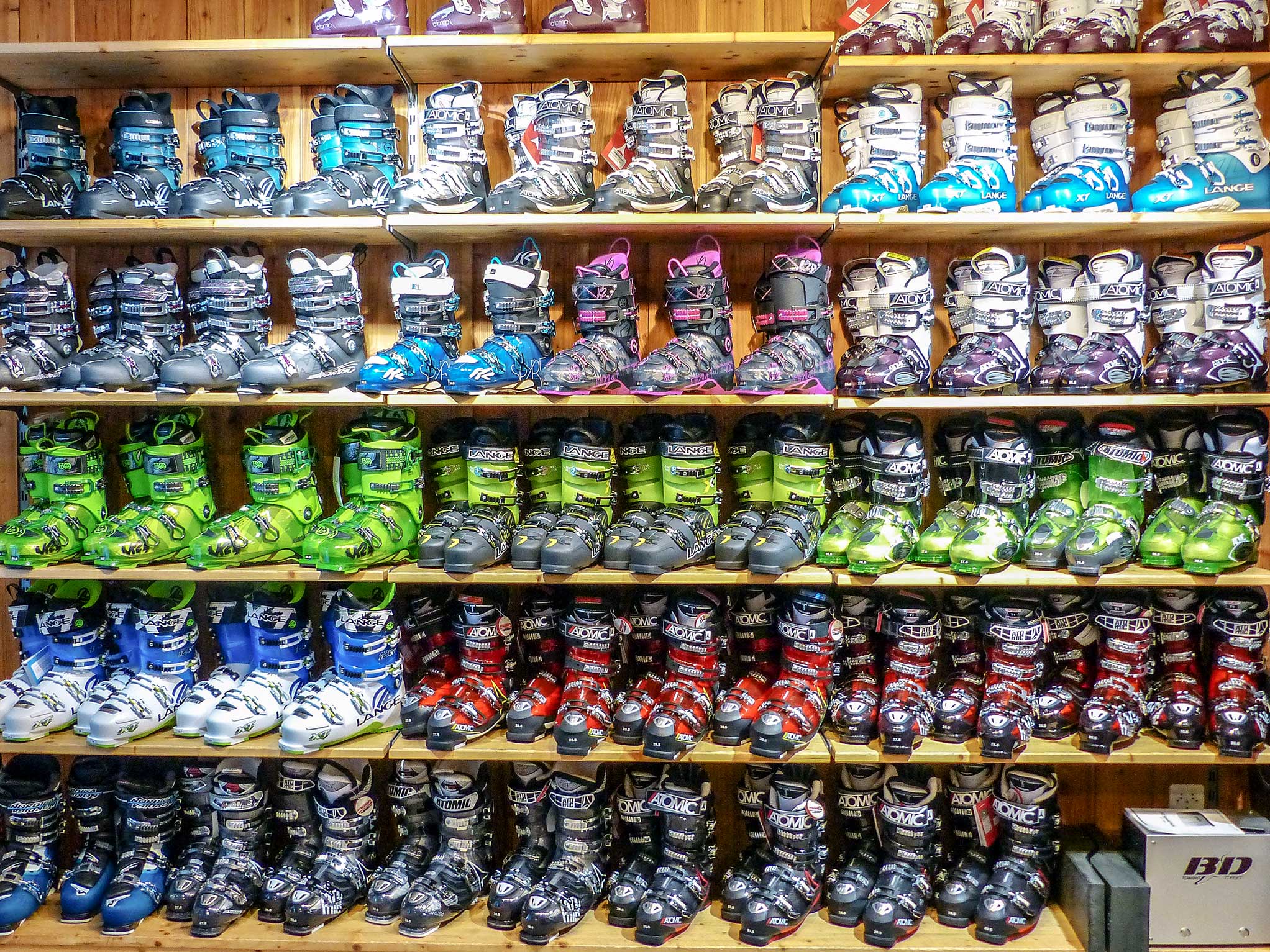 wannihorn-sport-geschäft-shop-grächen-graechen-wallis-valais-skischuhe-skiboots-atomic-lange-head-nordica-winter-miete-vermietung-rent-location-winter-mode-fashion